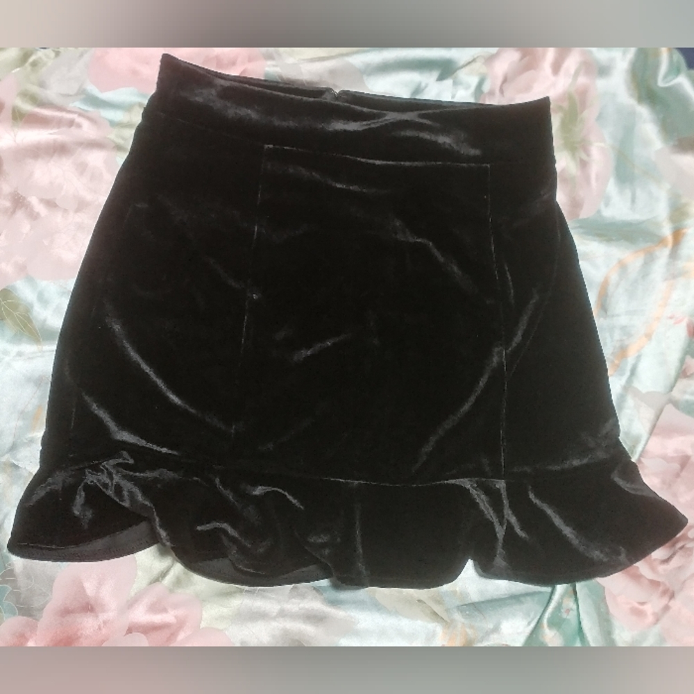 Forever 21 Black Velvet Ruffle hem Mini Skirt Size S